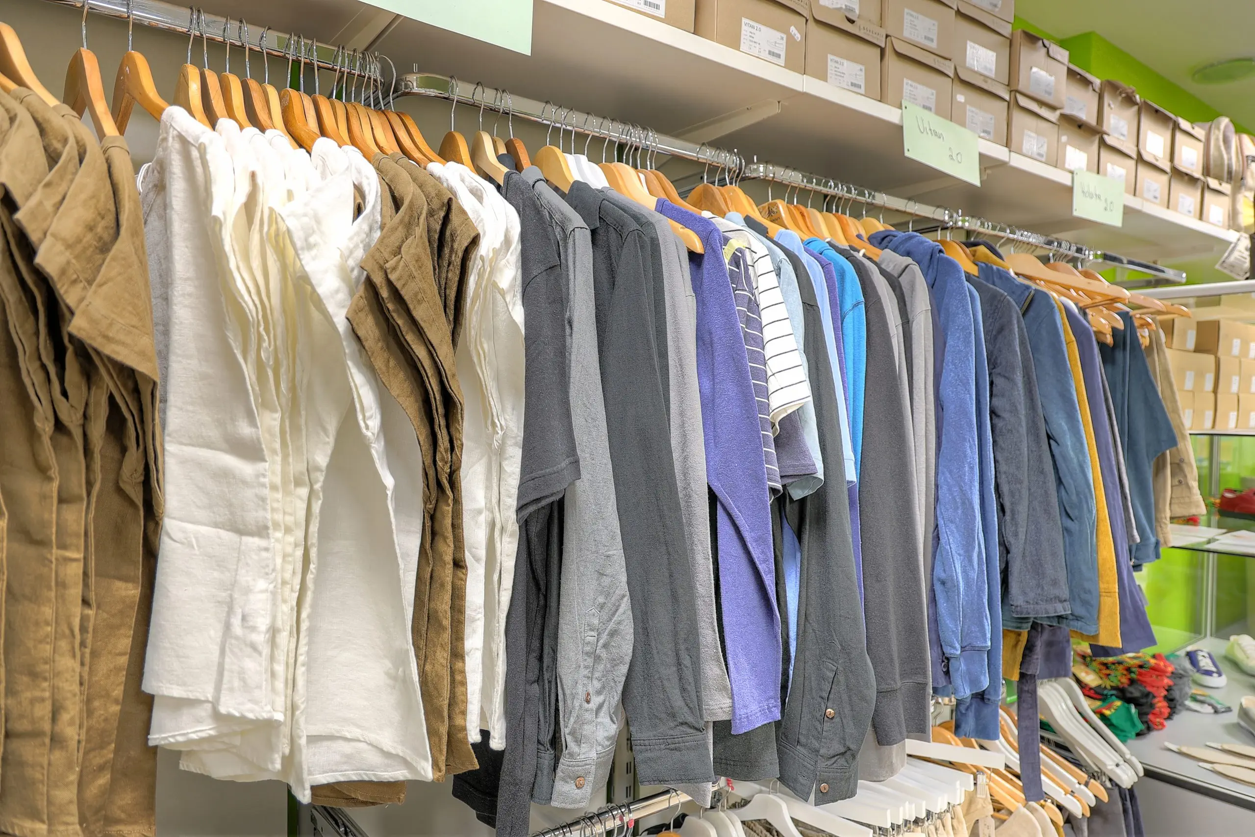 verschiedene Kleidungsstücke aus Hanf im hinteren Bereich Laden Tal München