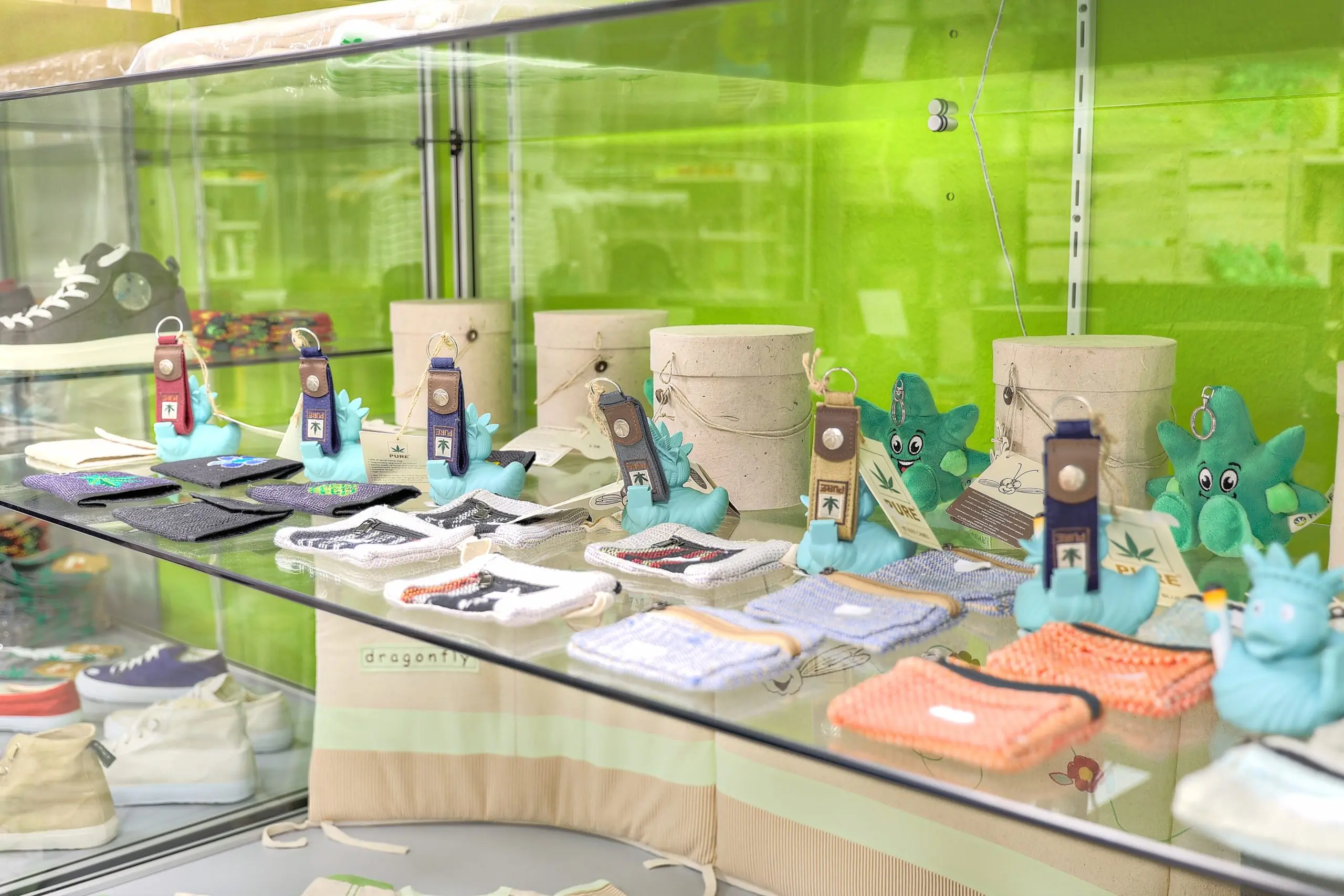 Blick in die Münchner Merchandise-Vitrine mit Hanfgeldbeuteln